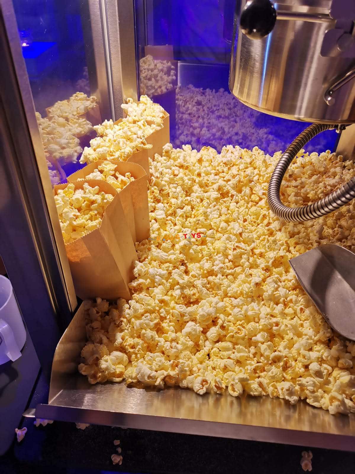 Frisches Popcorn in der Maschine