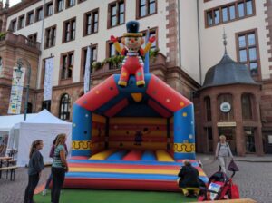 Hüpfburg auf dem Fest für Körper und Sinne in Wiesbaden