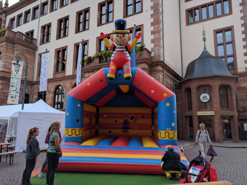 Hüpfburg auf dem Fest für Körper und Sinne in Wiesbaden