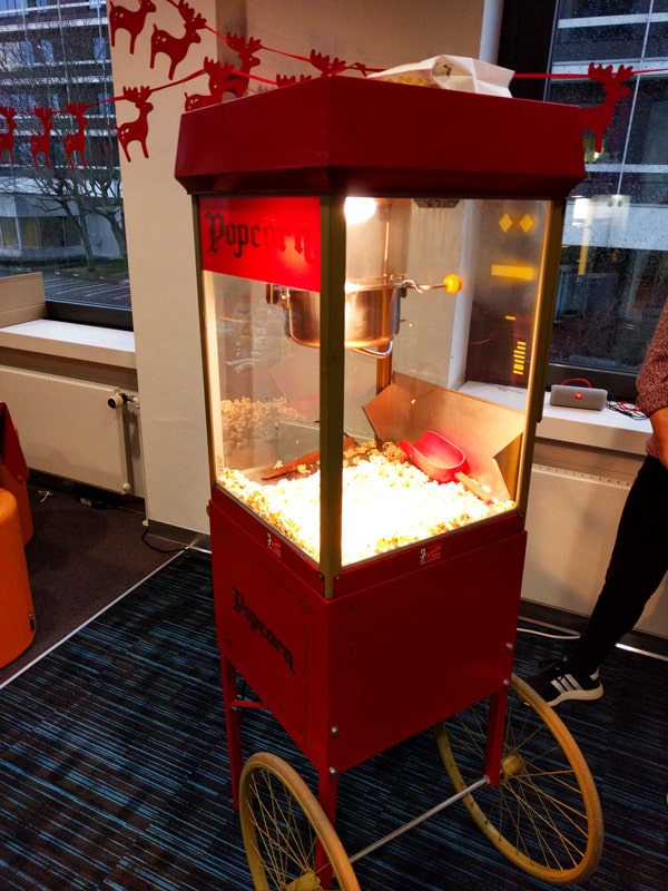 Popcornmaschine mit Wagen in rotem Retro Style