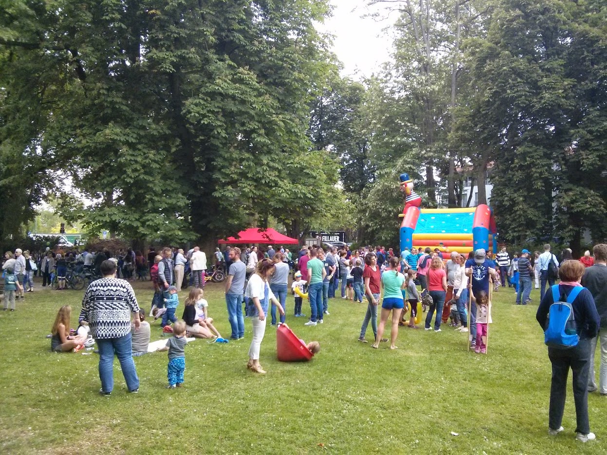 Kleines Spielefest im Park