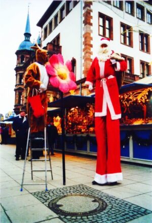 Weihnachtsmann auf Stelzen