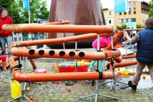 Spielende Kinder an einer Wasserbaustelle