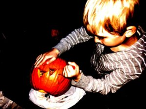 Halloween Kürbisse schnitzen