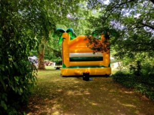 Dschungel Hüpfburg für Kinder bei einem Sommerfest im Rheingau