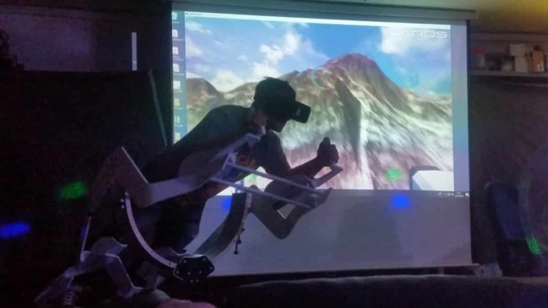 Mann auf VR Flugsimulator