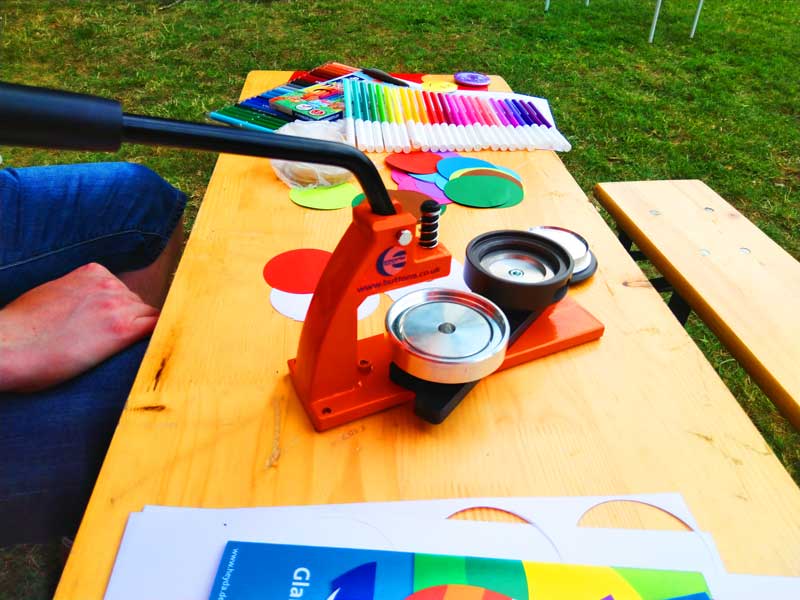 Buttonmaschine auf einem Tisch