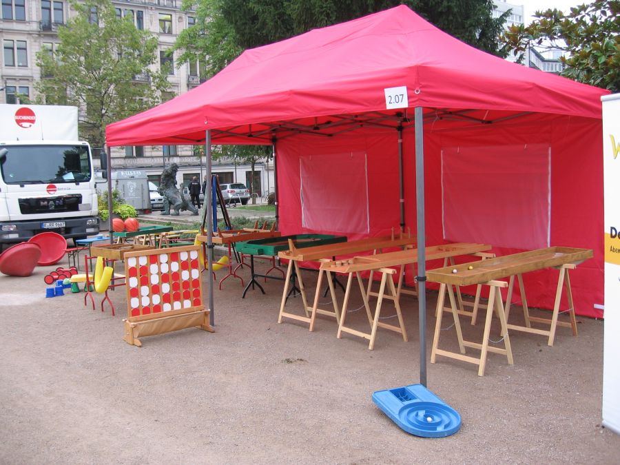 Holzspiele auf Ständern