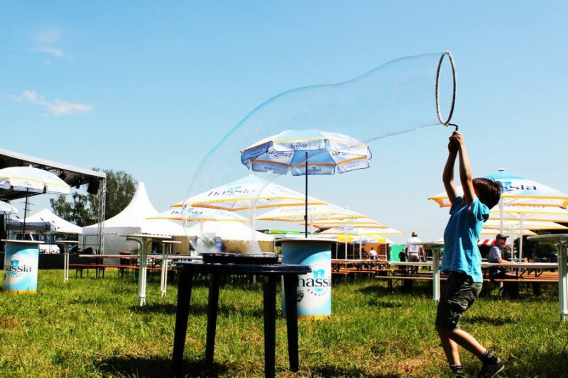 Junge macht Riesenseifenblase