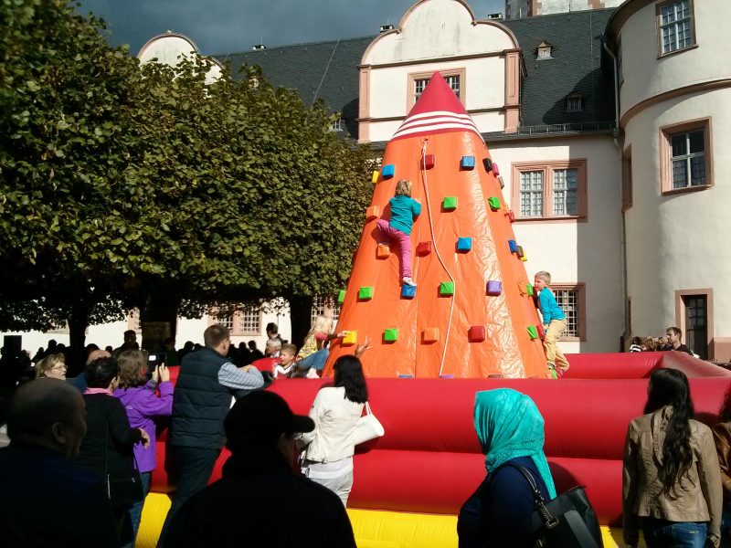 Kletterberg vor dem Museum