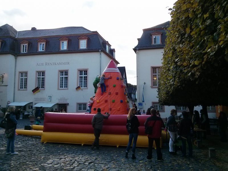 Aufblasbarer Kletterberg auf dem Marktplatz in Weilburg
