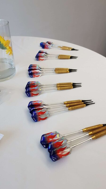 Dartpfeile liegen auf einem Tisch