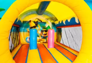 Bouncedome Hüpfburg mit Spielelementen