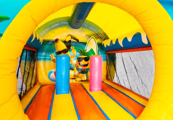 Bouncedome Hüpfburg mit Spielelementen